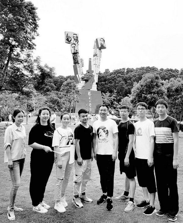 背后的五个大字是：胜利大营救！！！战到未来，笑到未来。