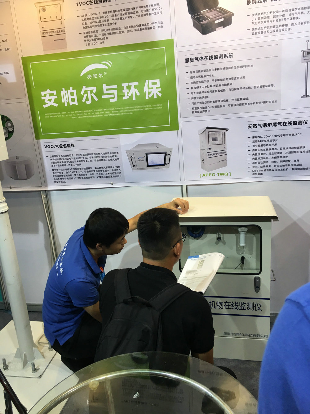 工程师为客户做产品讲解,客户非常感兴趣,触摸安帕尔的产品