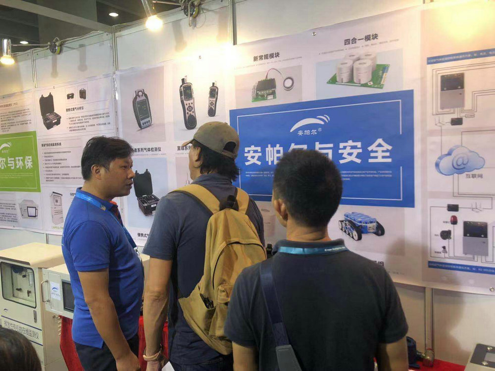 工程师为客户做产品讲解