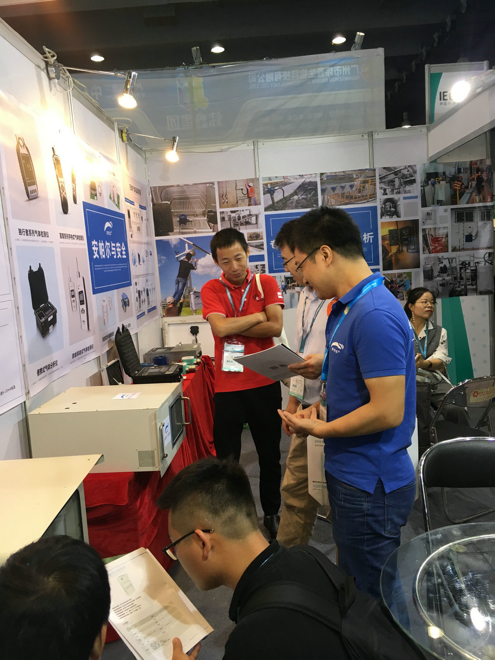 工程师为客户做产品讲解,客户露出了满意的微笑